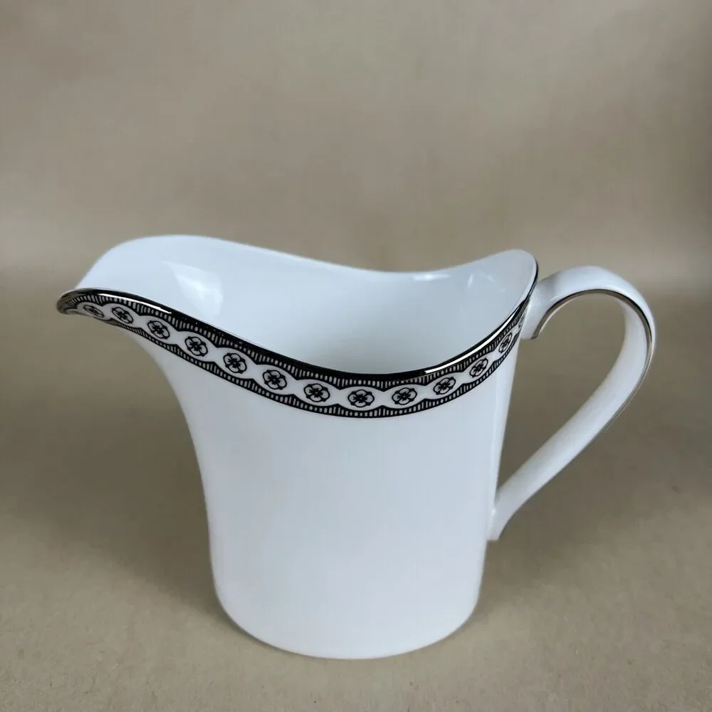 Wedgwood Contrasts bone china creamer Made‎ In England 1999